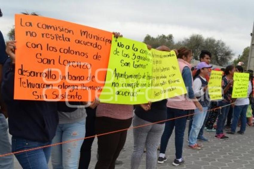 TEHUACÁN . BLOQUEO CARRETERA