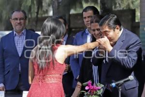 GOBIERNO . ENTREGA DE PREMIO