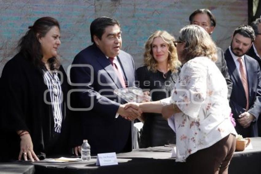 GOBIERNO . ENTREGA DE PREMIO