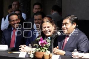 GOBIERNO . ENTREGA DE PREMIO