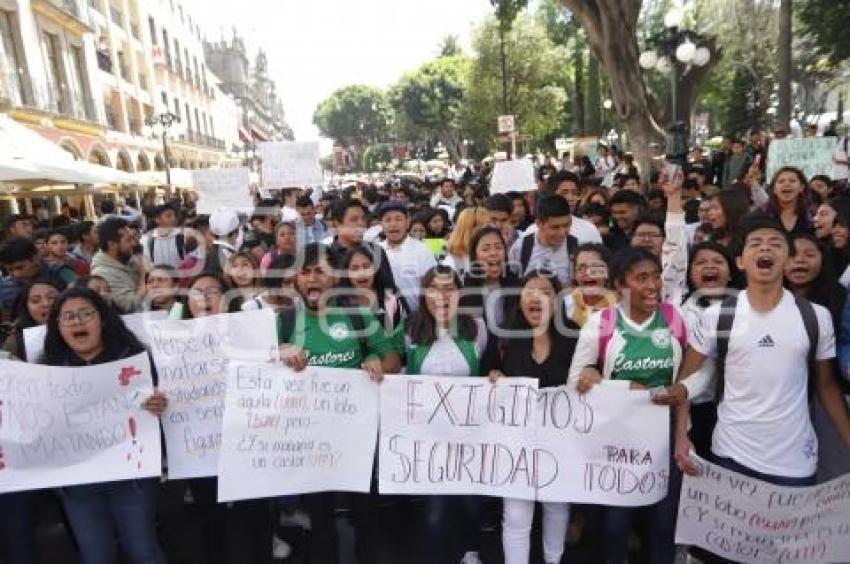 MARCHA ESTUDIANTES UTP