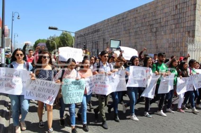 MARCHA ESTUDIANTES UTP