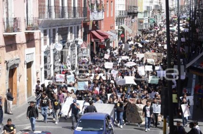 MARCHA ESTUDIANTES UTP