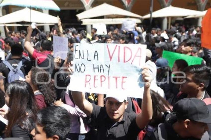 MARCHA ESTUDIANTES UTP