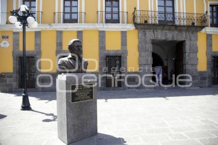 ESTATUA PLACIDO DOMINGO