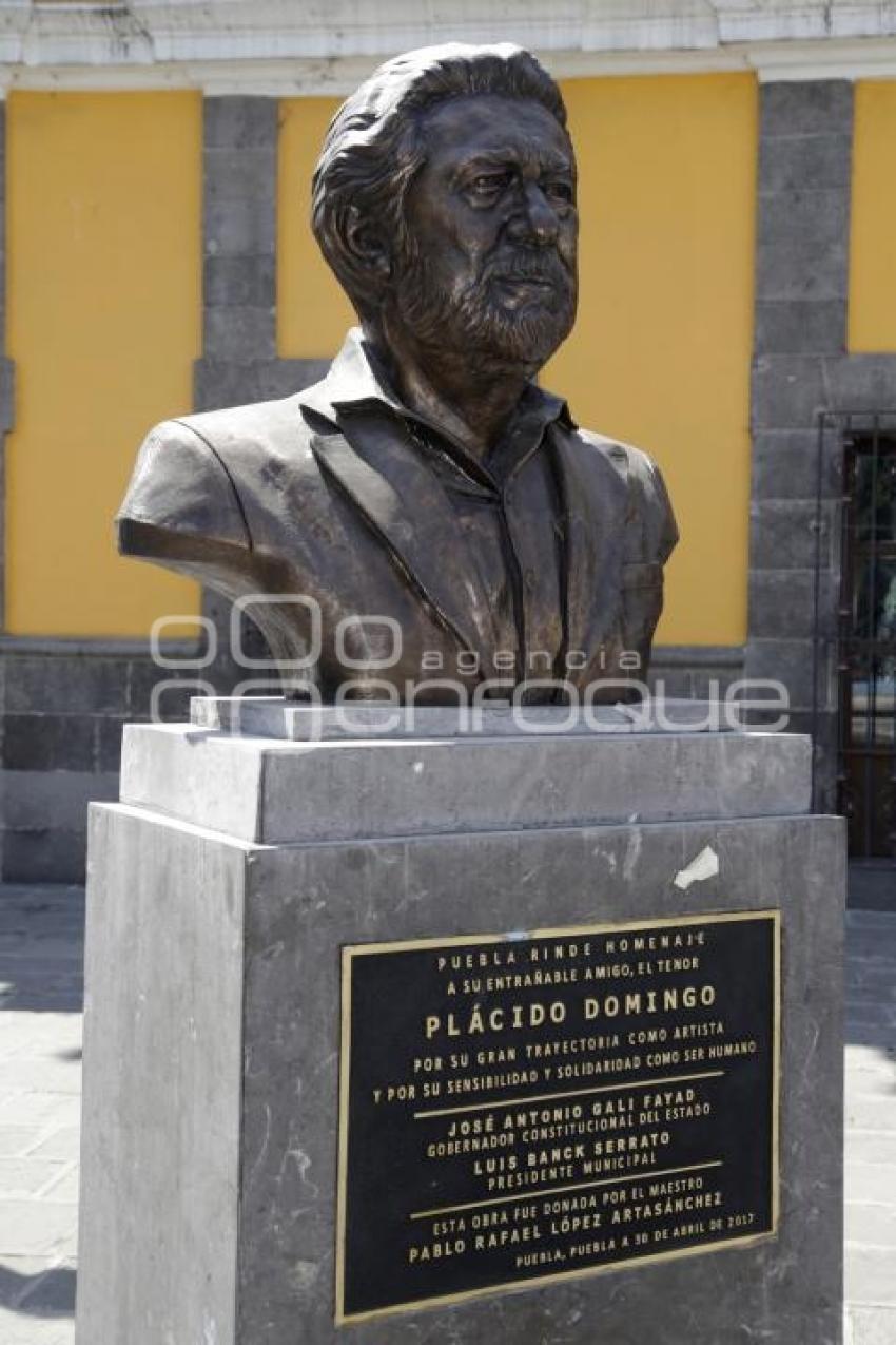 ESTATUA PLACIDO DOMINGO