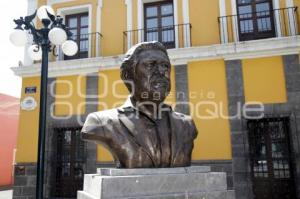 ESTATUA PLACIDO DOMINGO