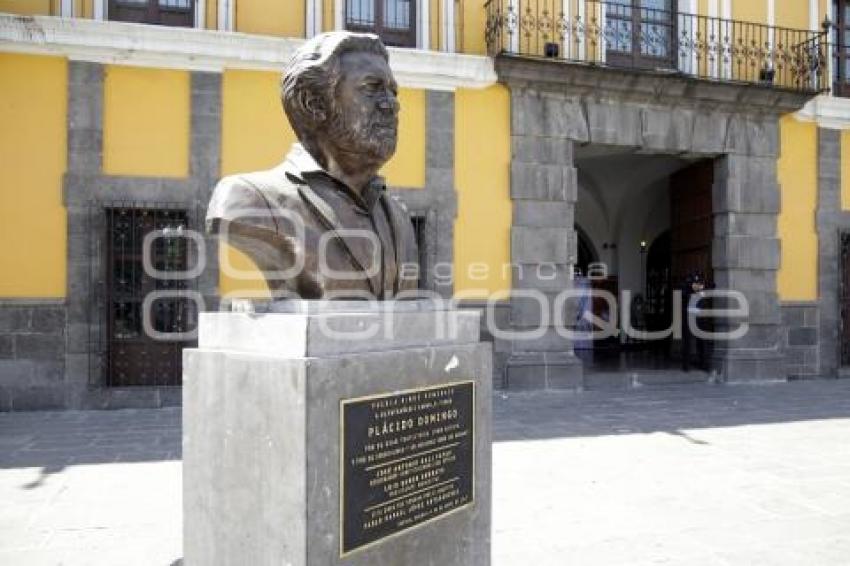 ESTATUA PLACIDO DOMINGO