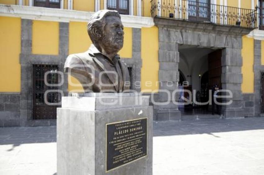 ESTATUA PLACIDO DOMINGO