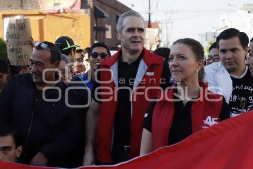 MEGA MARCHA UNIVERSITARIA . RECTOR UPAEP