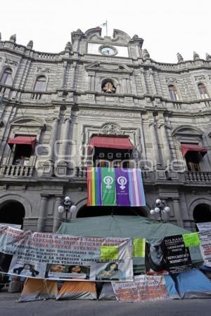 PALACIO MUNICIPAL . LONA MUJERES