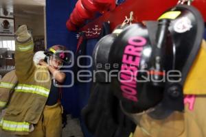 DÍA DE LA MUJER . BOMBERO