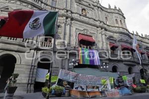 PALACIO MUNICIPAL . LONA MUJERES