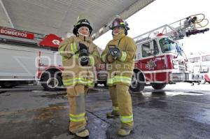 DÍA DE LA MUJER . BOMBERO