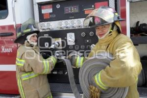 DÍA DE LA MUJER . BOMBERO