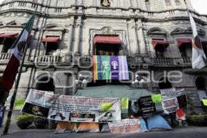 PALACIO MUNICIPAL . LONA MUJERES