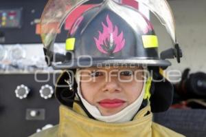 DÍA DE LA MUJER . BOMBERO