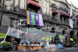 PALACIO MUNICIPAL . LONA MUJERES