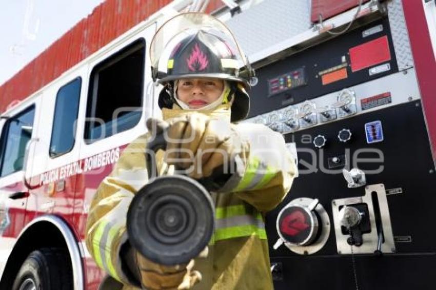 DÍA DE LA MUJER . BOMBERO