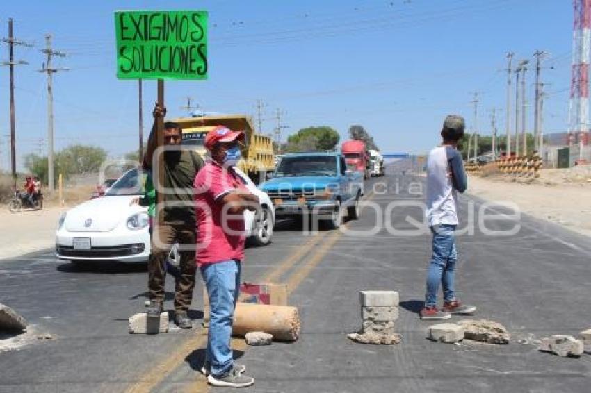 TEHUACÁN . BLOQUEO CARRETERA