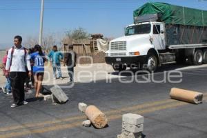 TEHUACÁN . BLOQUEO CARRETERA