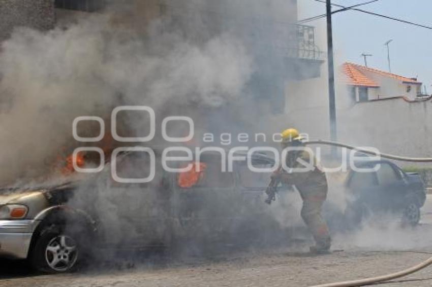 TEHUACAN . INCENDIO EN AUTOS