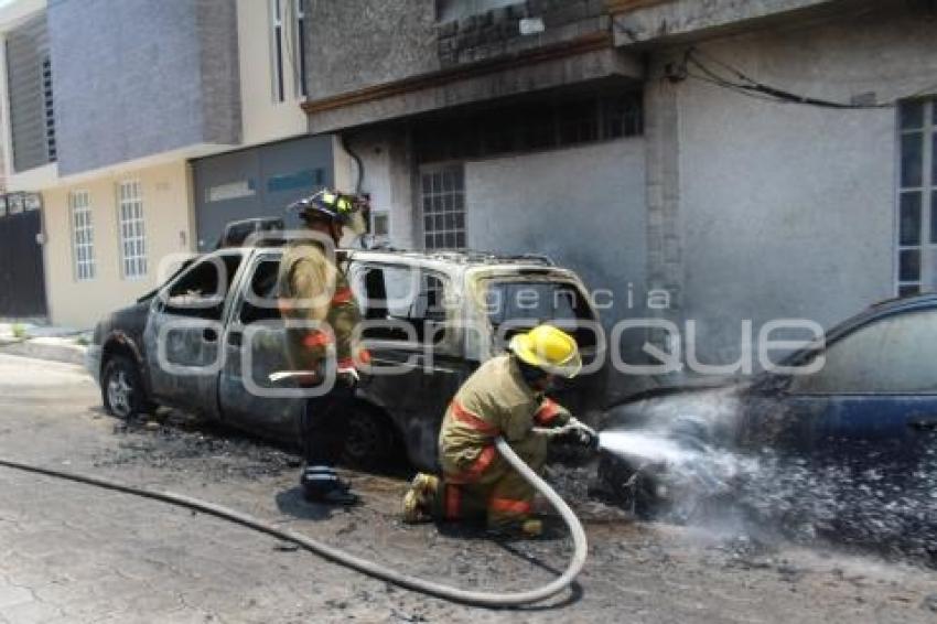 TEHUACAN . INCENDIO EN AUTOS