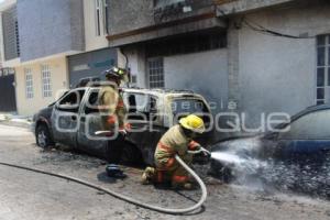 TEHUACAN . INCENDIO EN AUTOS