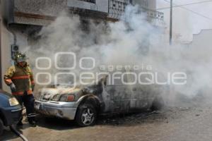 TEHUACAN . INCENDIO EN AUTOS