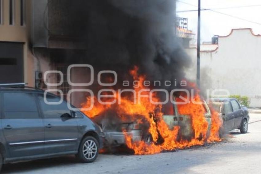 TEHUACAN . INCENDIO EN AUTOS