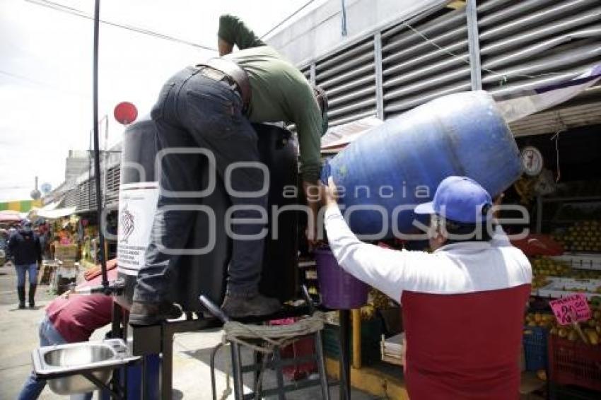 MERCADOS . INSTALACIÓN LAVAMANOS