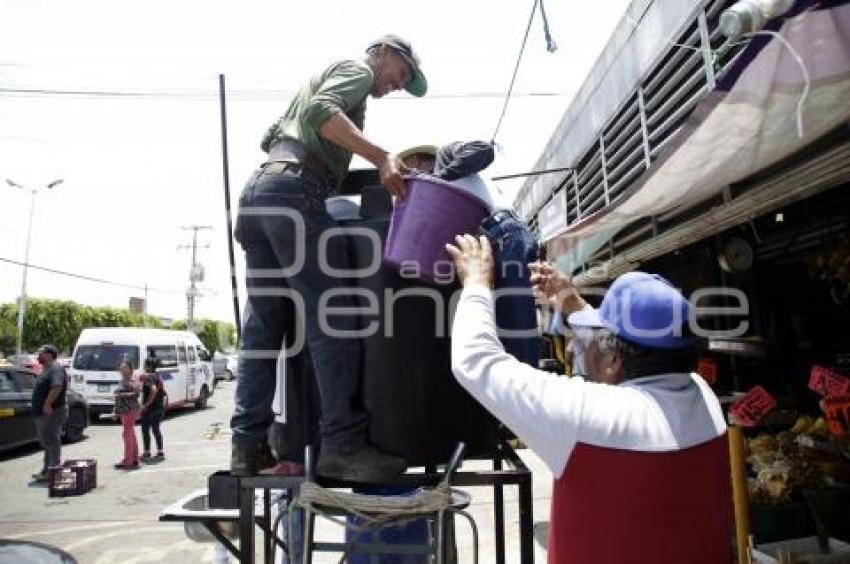 MERCADOS . INSTALACIÓN LAVAMANOS