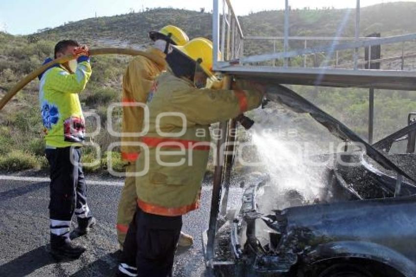 TEHUACÁN . INCENDIO CAMIONETA