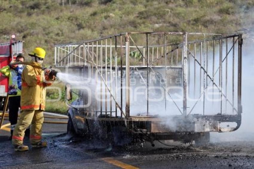 TEHUACÁN . INCENDIO CAMIONETA