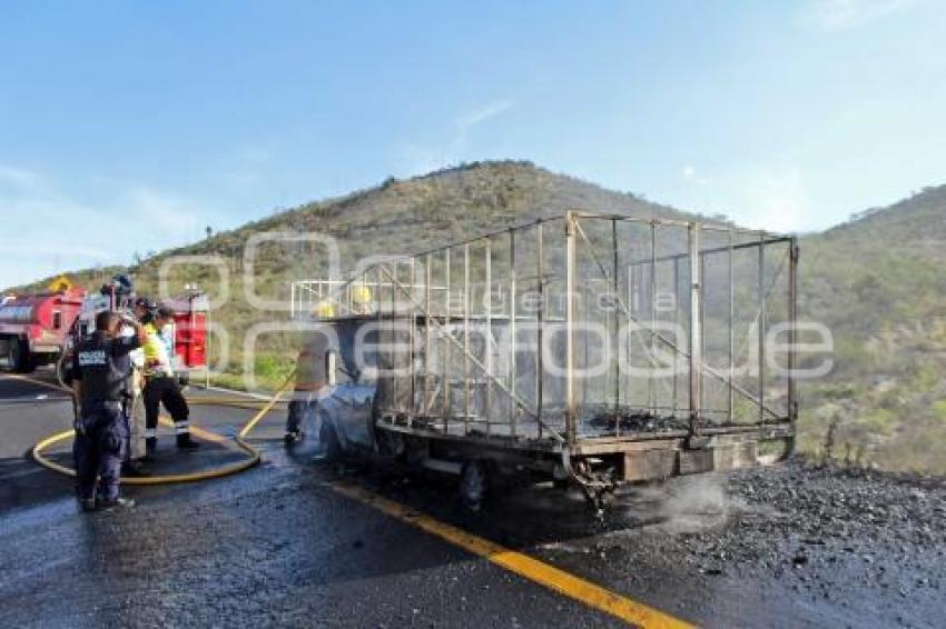 TEHUACÁN . INCENDIO CAMIONETA