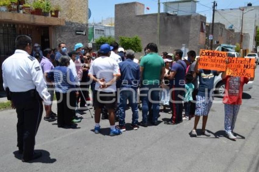 TEHUACÁN . BLOQUEO DE CALLE