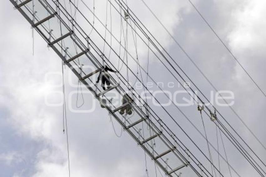 PUENTE COLGANTE EN HOTEL