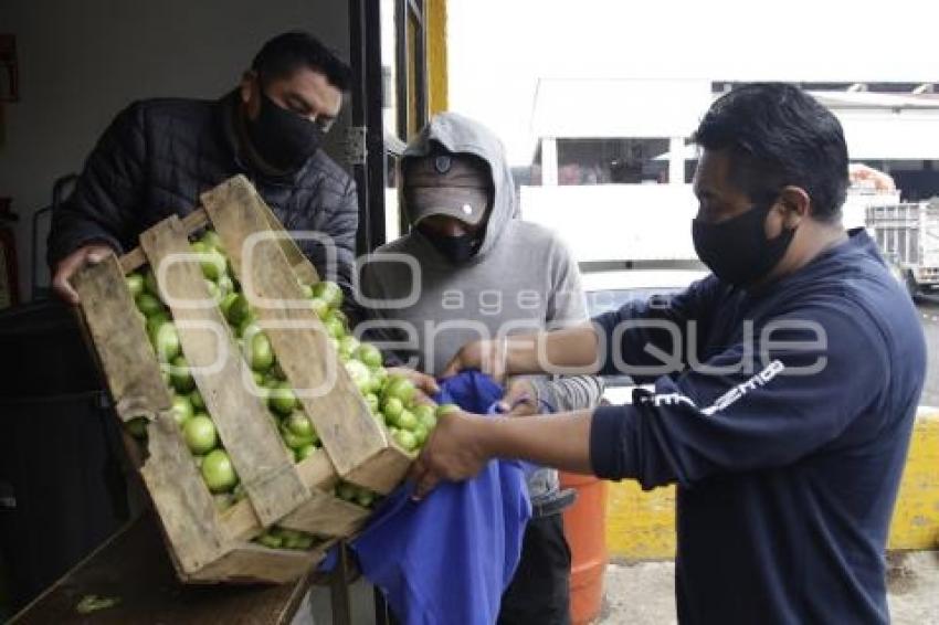 CENTRAL DE ABASTOS . REGALAN TOMATE