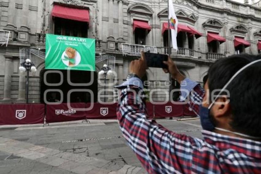 AYUNTAMIENTO . LONA PROABORTO