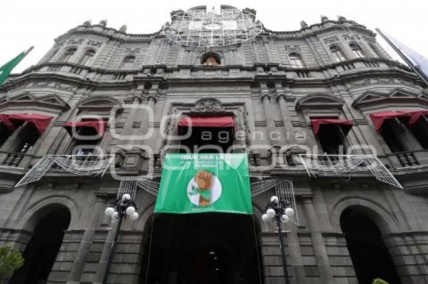 AYUNTAMIENTO . LONA PROABORTO