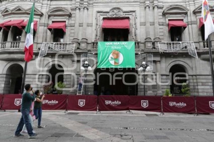 AYUNTAMIENTO . LONA PROABORTO