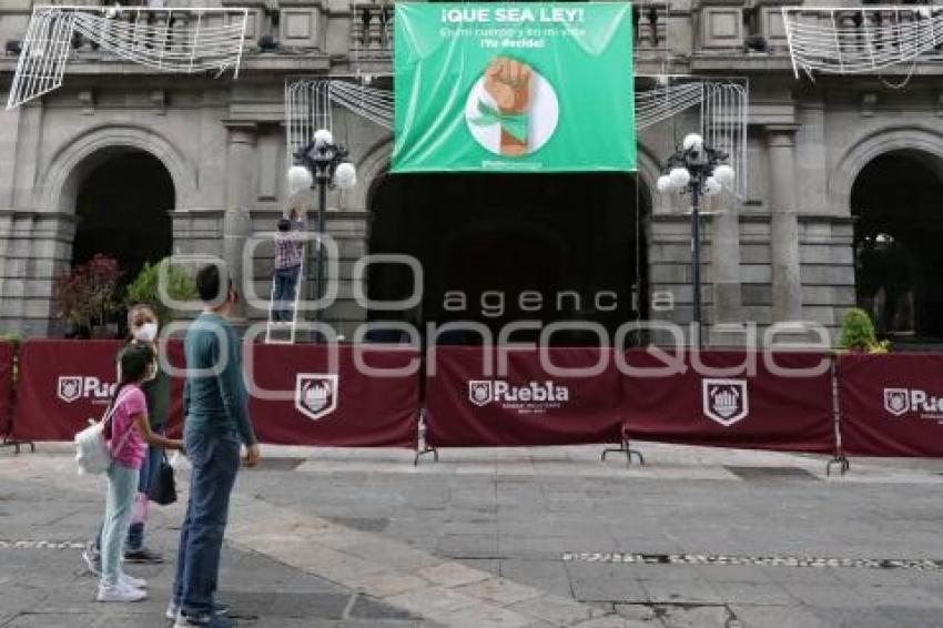 AYUNTAMIENTO . LONA PROABORTO