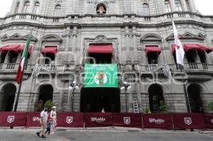 AYUNTAMIENTO . LONA PROABORTO