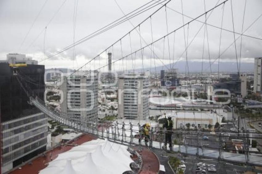 PUENTE COLGANTE EN HOTEL