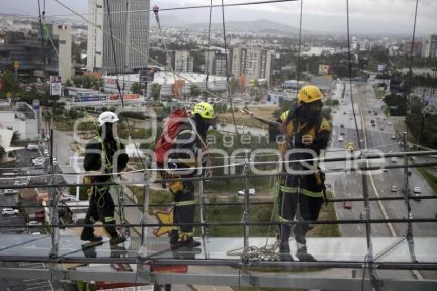 PUENTE COLGANTE EN HOTEL