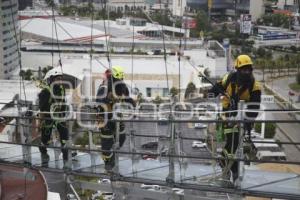 PUENTE COLGANTE EN HOTEL