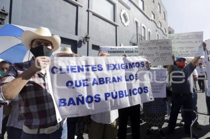 MANIFESTACIÓN . BAÑOS PÚBLICOS