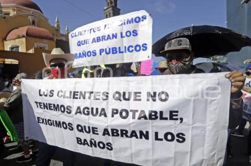 MANIFESTACIÓN . BAÑOS PÚBLICOS