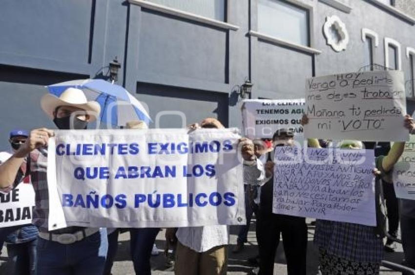 MANIFESTACIÓN . BAÑOS PÚBLICOS