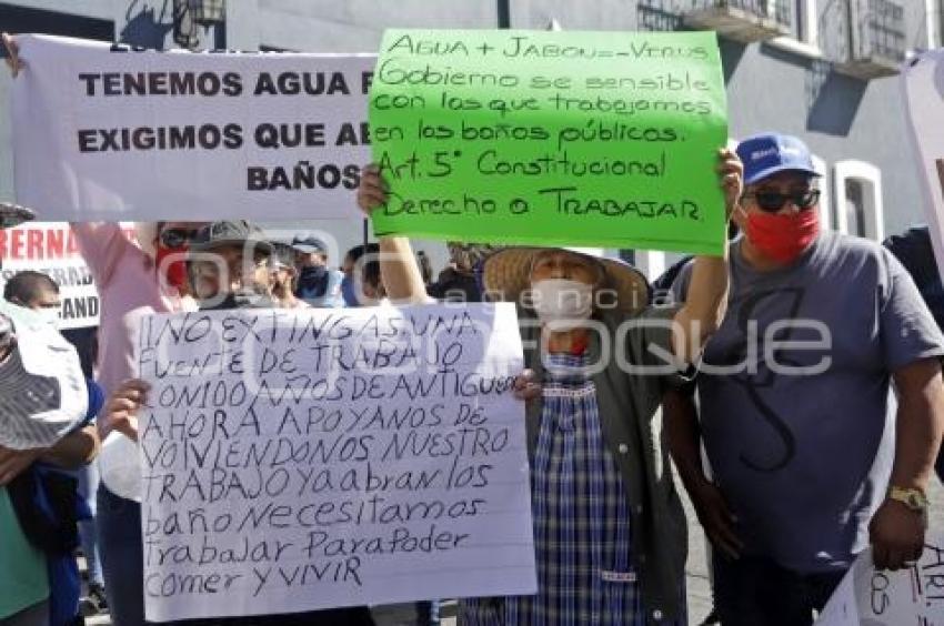 MANIFESTACIÓN . BAÑOS PÚBLICOS